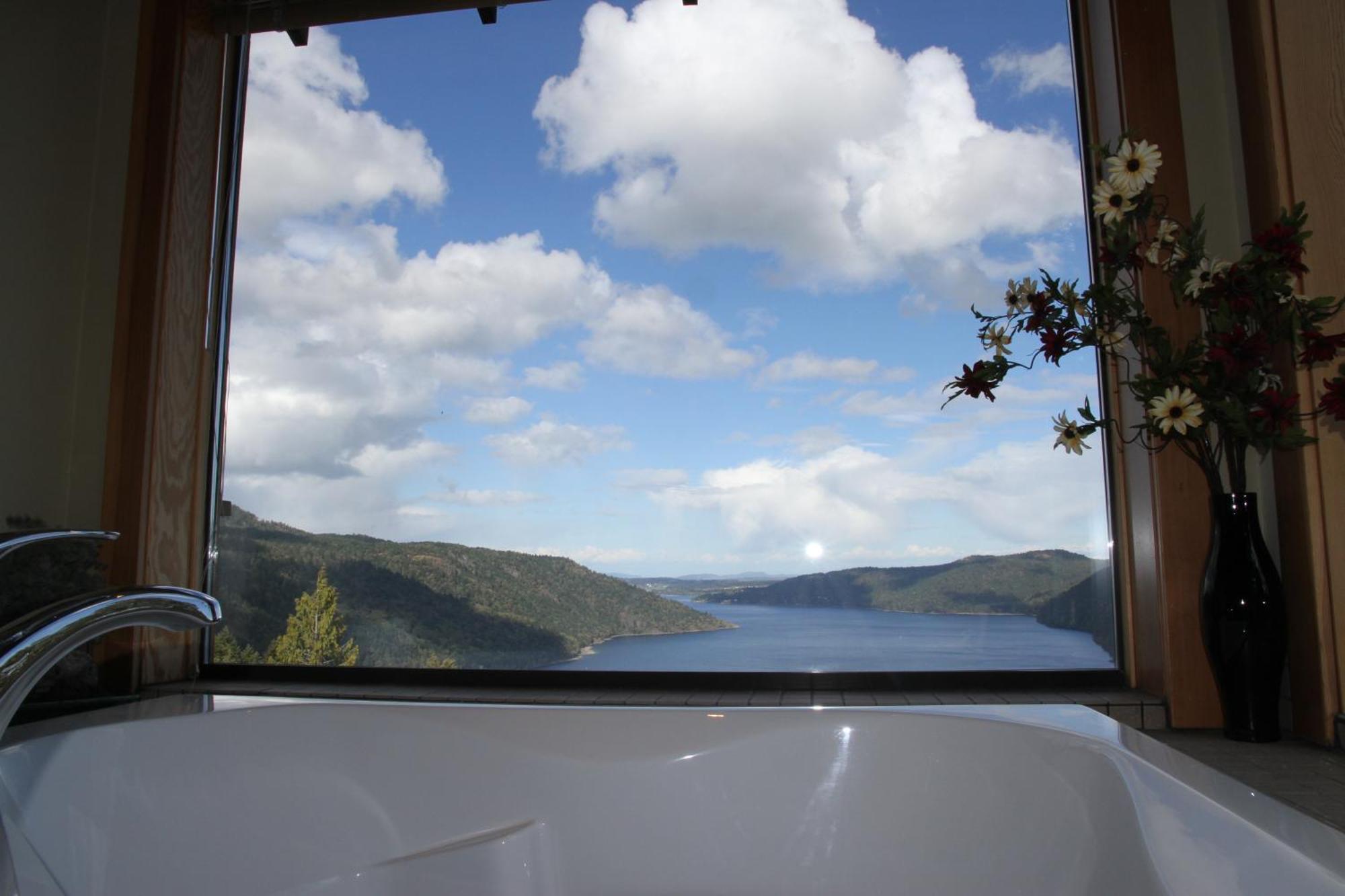 Moon Water Lodge Malahat Habitación foto