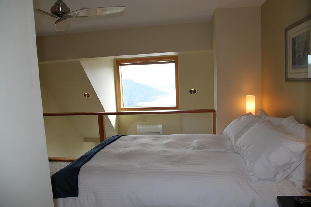 Moon Water Lodge Malahat Habitación foto