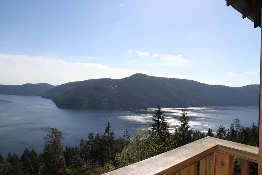 Moon Water Lodge Malahat Habitación foto