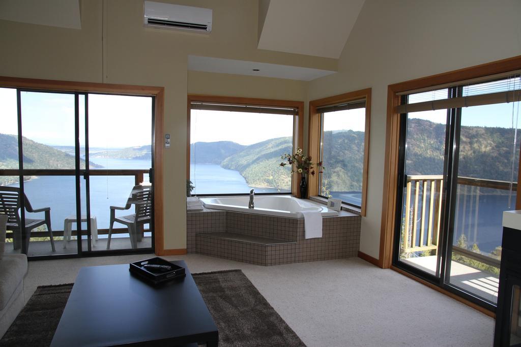 Moon Water Lodge Malahat Habitación foto